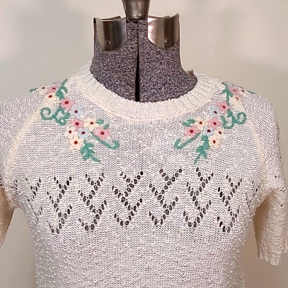 Vintage 80s Nubby Knit Short Sleeved Sweater Floral Embroidery Size Small - Picture 1 of 9